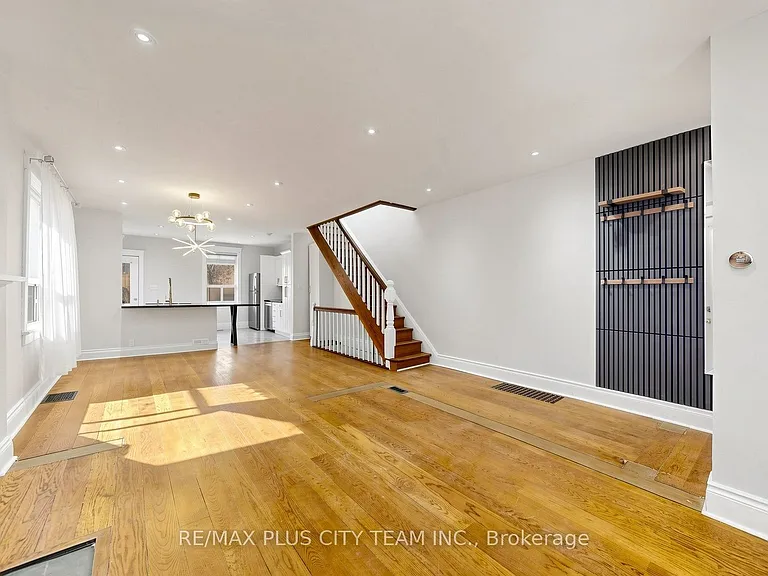402 Woodbine Ave — Photo 5