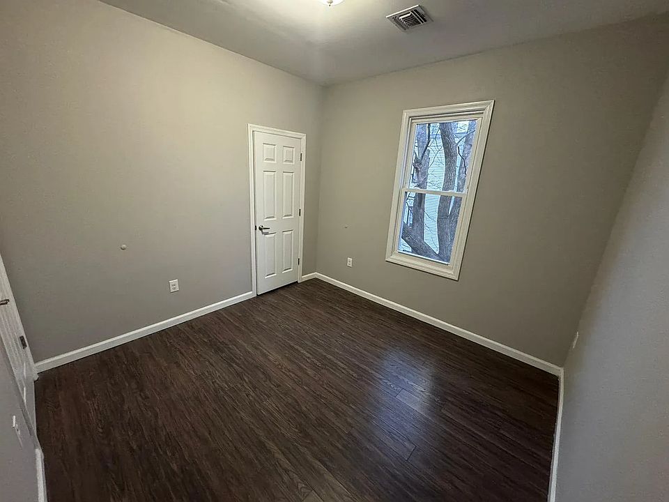2nd image of 302 Halsted St #5C