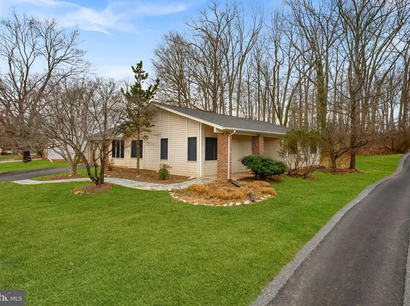 103 E Meadowland Ln, Sterling, VA 20164