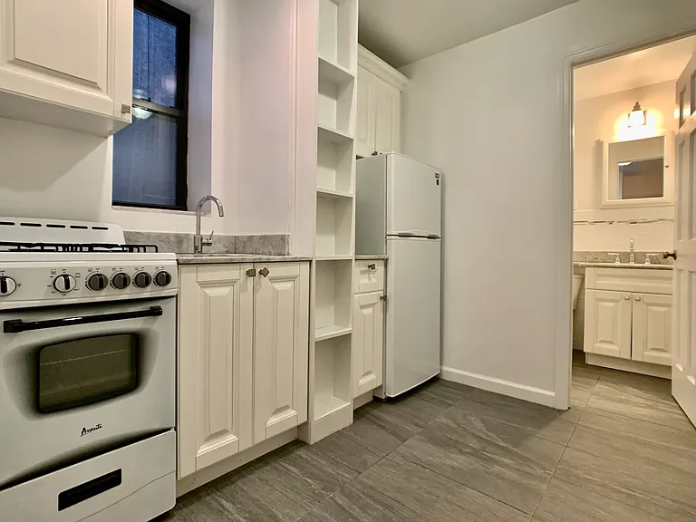 299 E 8th St #1 — Photo 9