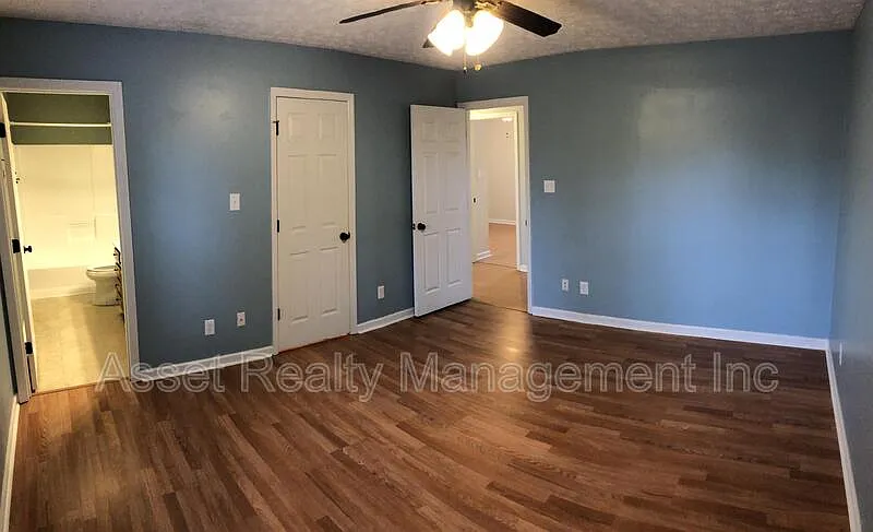 3 bed, 2.0 bath, 1379 sqft, $1,995 — Photo 3
