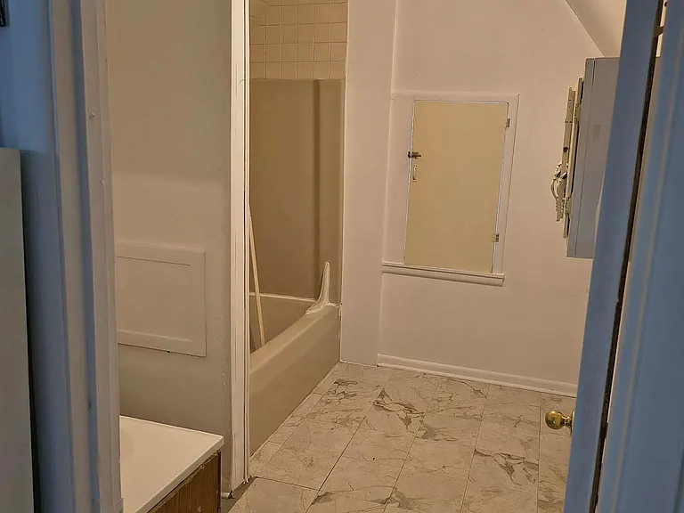 511 N Meridian St #B — Photo 11