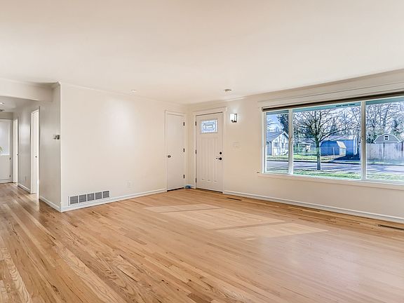 4th image of 611 NE Grant St