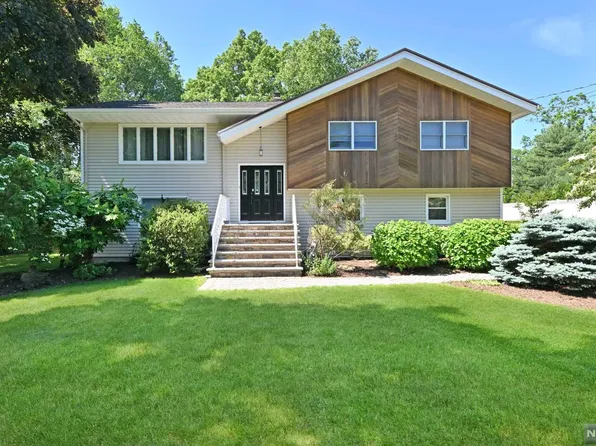 711 Amherst Dr, Washington Township, NJ 07676