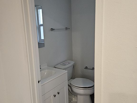 5th image of 1936 Stuart St APT 2