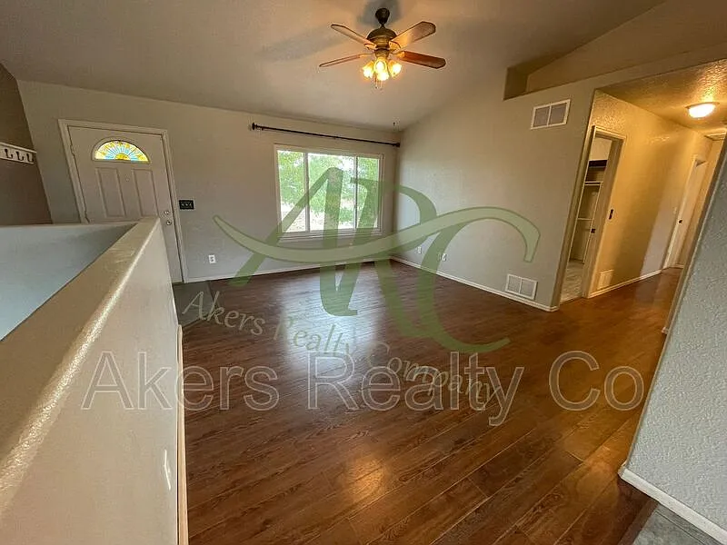 5 bed, 2.0 bath, 2404 sqft, $2,495 — Photo 4
