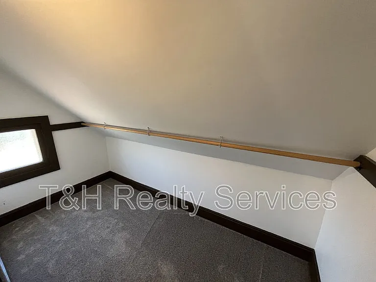 932 E Morris St — Photo 17