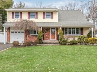 8 Robin Ln, Kings Park, NY