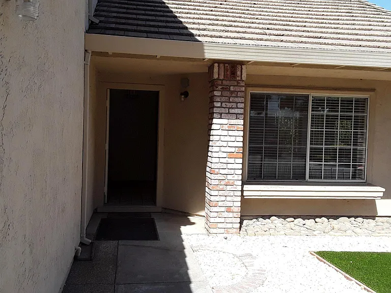4387 Doane St — Photo 2