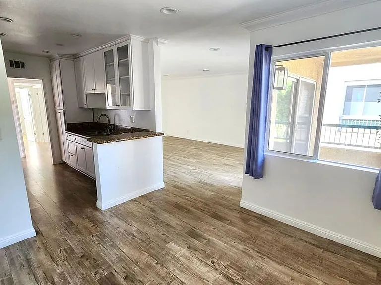 18307 Burbank Blvd — Photo 10