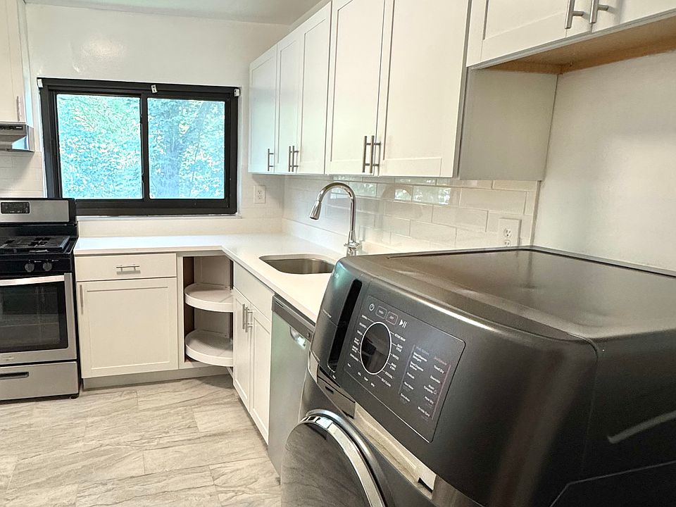 Gorgeous Kitchen with large GE washer/dryer
