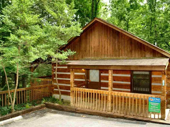 619 Red Bud Ln, Gatlinburg, TN 37738