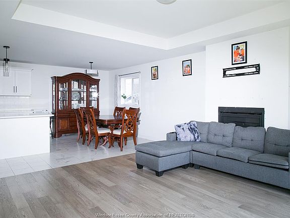 5th image of 1063 Aspen Ridge Cres