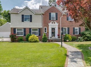 32 Donald St, Williston Park, NY 11596