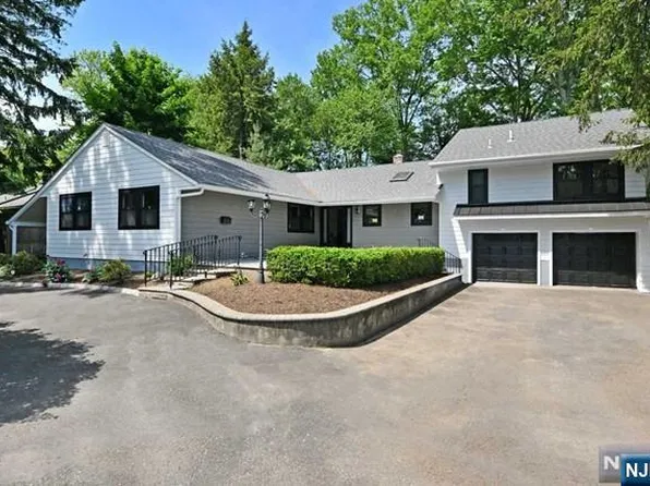 68 Saddlewood Dr, Hillsdale, NJ 07642
