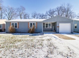 220 Meadowbrook Dr, Bloomington, IL 61701