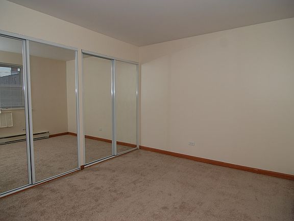 4th image of 5920 N Kenmore Ave APT 323