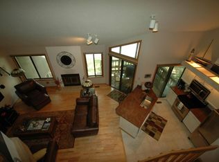 940 Duck Pond Rd, Fontana, WI 53125