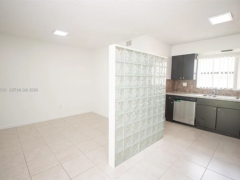 10085 NW 6th Ter — Photo 4