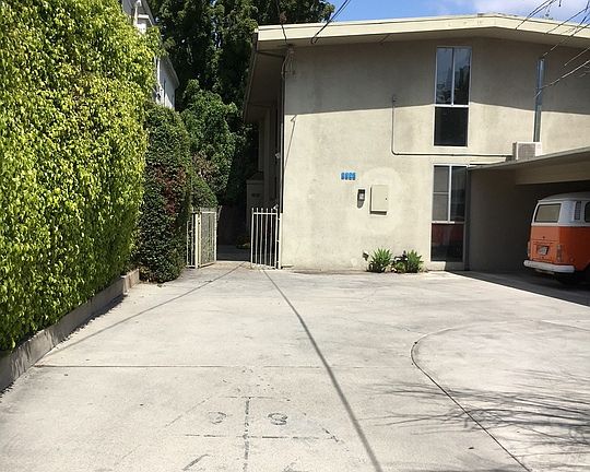 3rd image of 2276 N Beachwood Dr