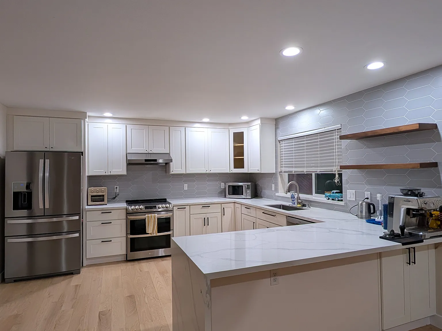 4 bed, 2.5 bath, 2050 sqft, $4,200 — Photo 2
