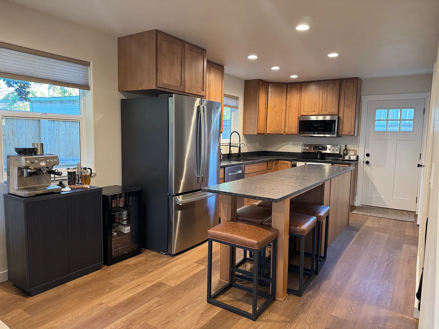 2 bed, 1.5 bath, 900 sqft, $2,400 — Photo 4