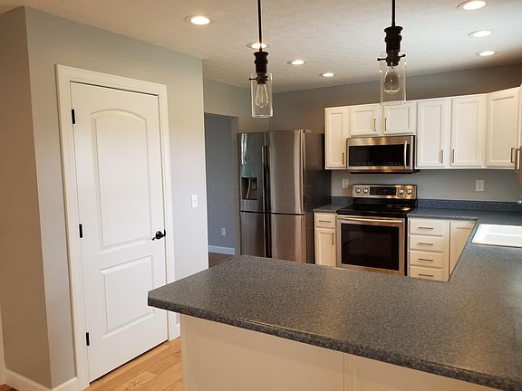 5th image of 221 Red Barn Ct
