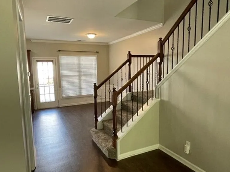1054 Drayton Ct — Photo 3