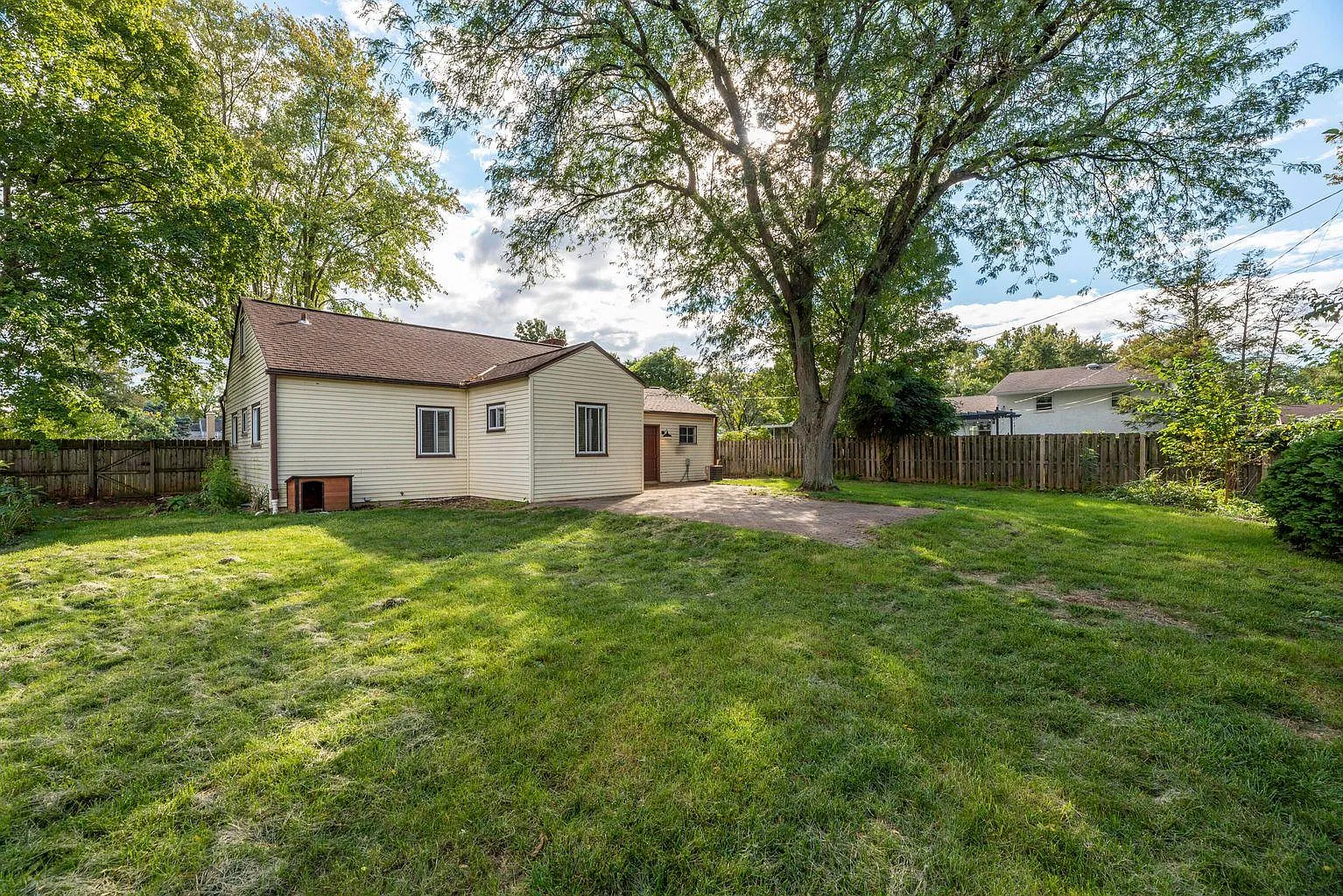 1514 Westminster Dr — Photo 2