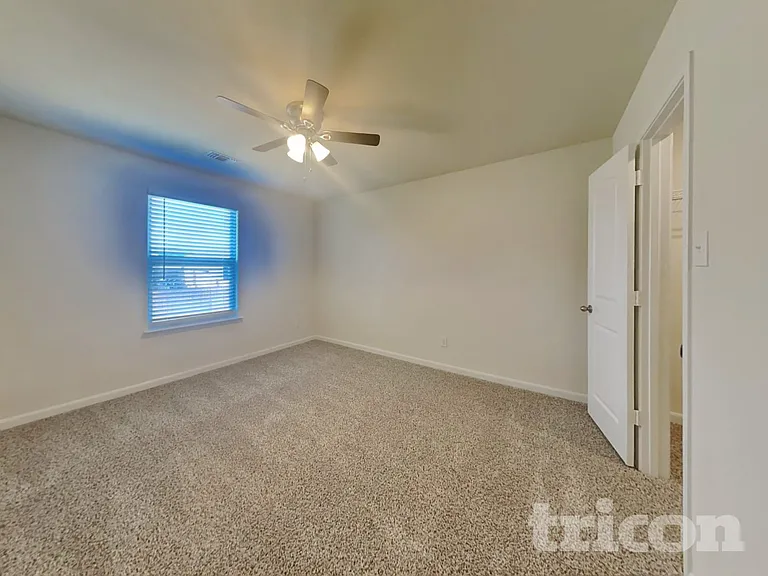 1933 Belmont Ln — Photo 11