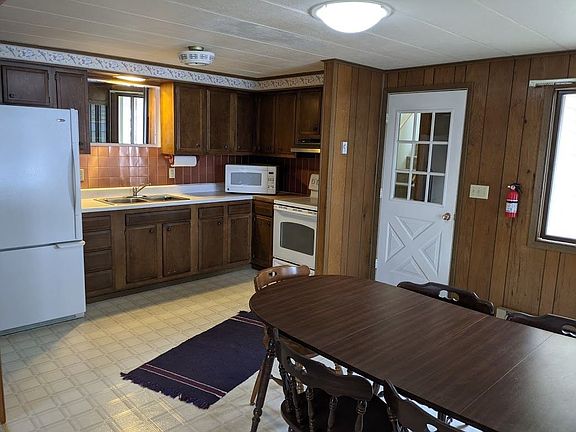 Door gong to Master bedroom and bath