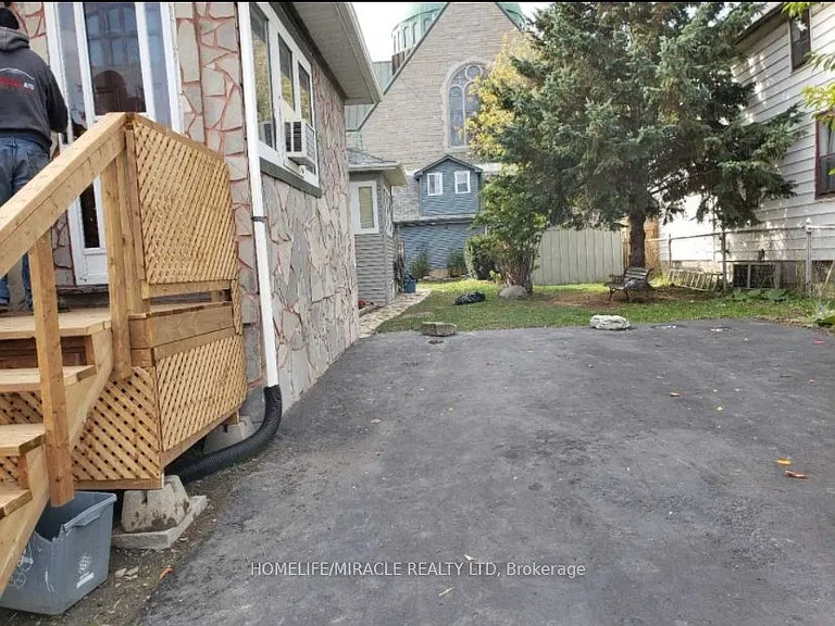 598 Front St — Photo 3