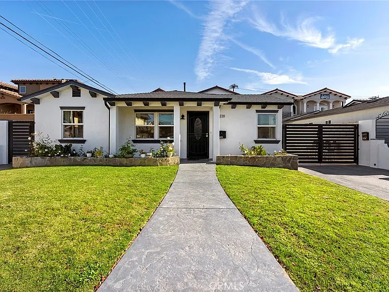 18228 Regina Ave — Photo 1