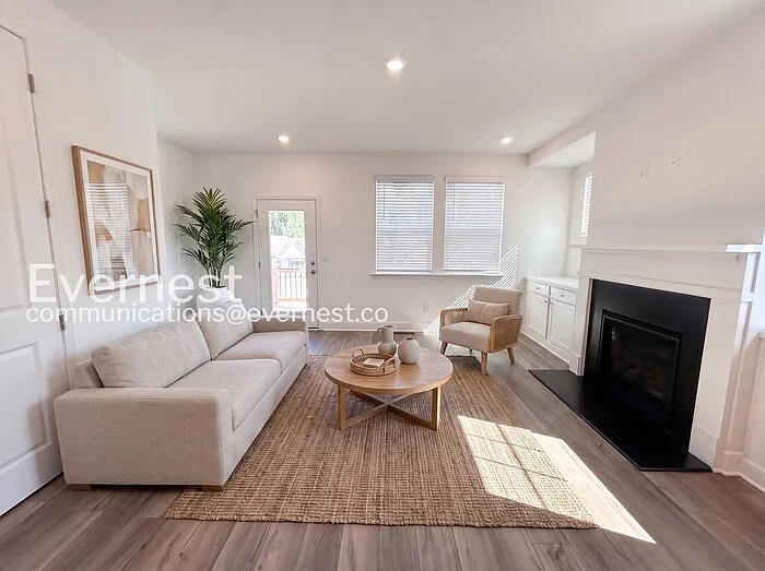 3 bed, 3.0 bath, 1700 sqft, $3,200 — Photo 3