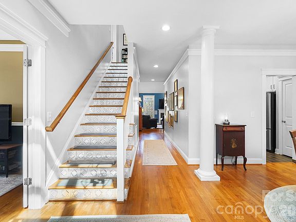 3rd image of 10238 Edgecliff Rd