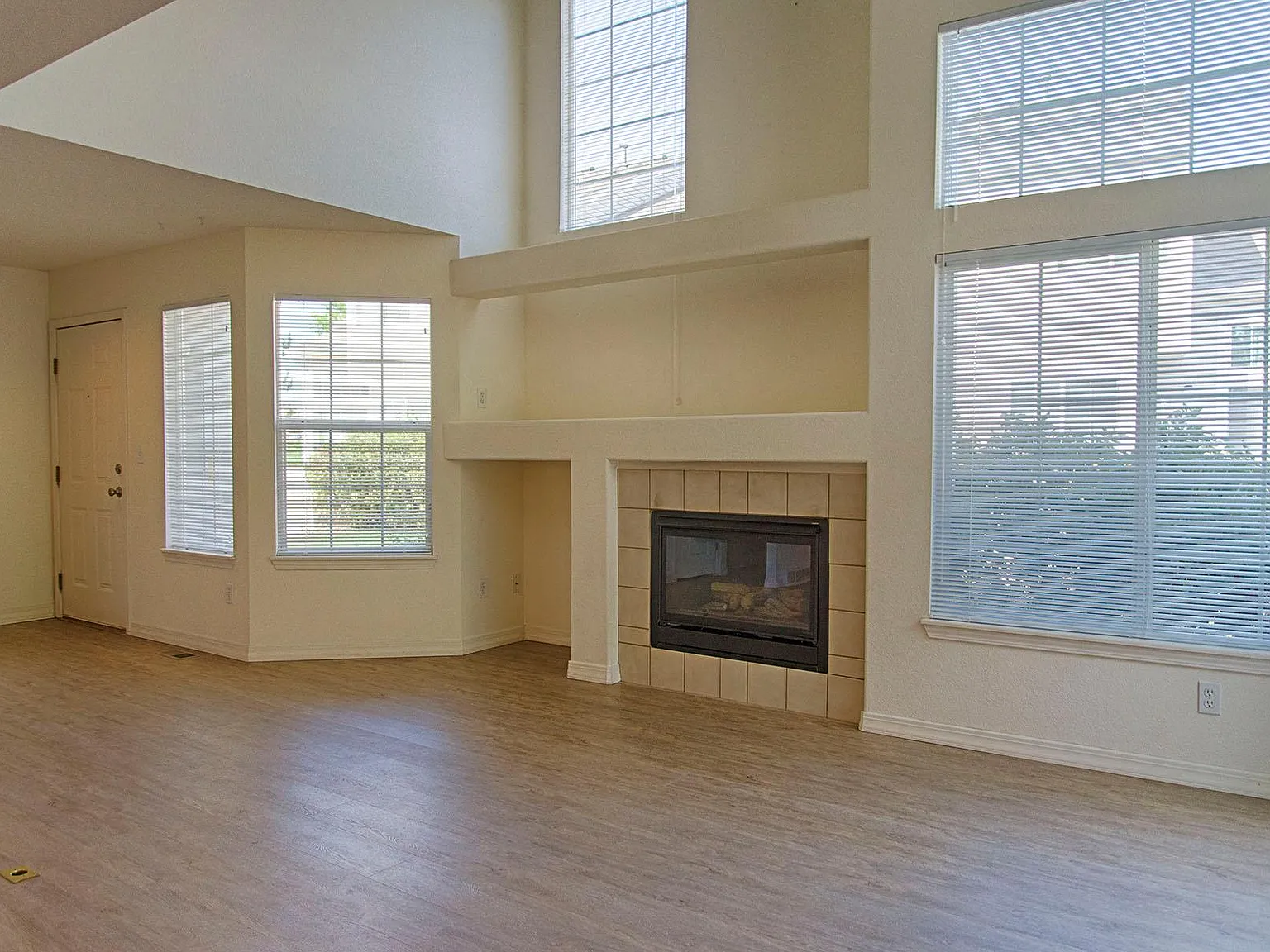 2 bed, 1.5 bath, 1732 sqft, $2,100 — Photo 3