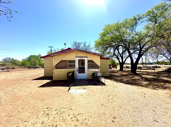 1313 S 3rd St, Tahoka, TX 79373