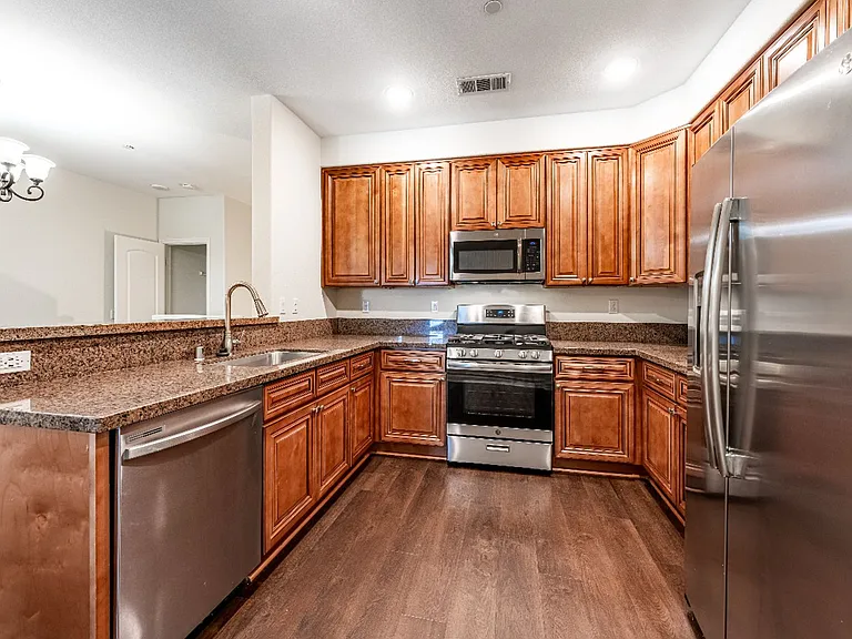 Santa Barbara Luxury Apartment Homes — Photo 38