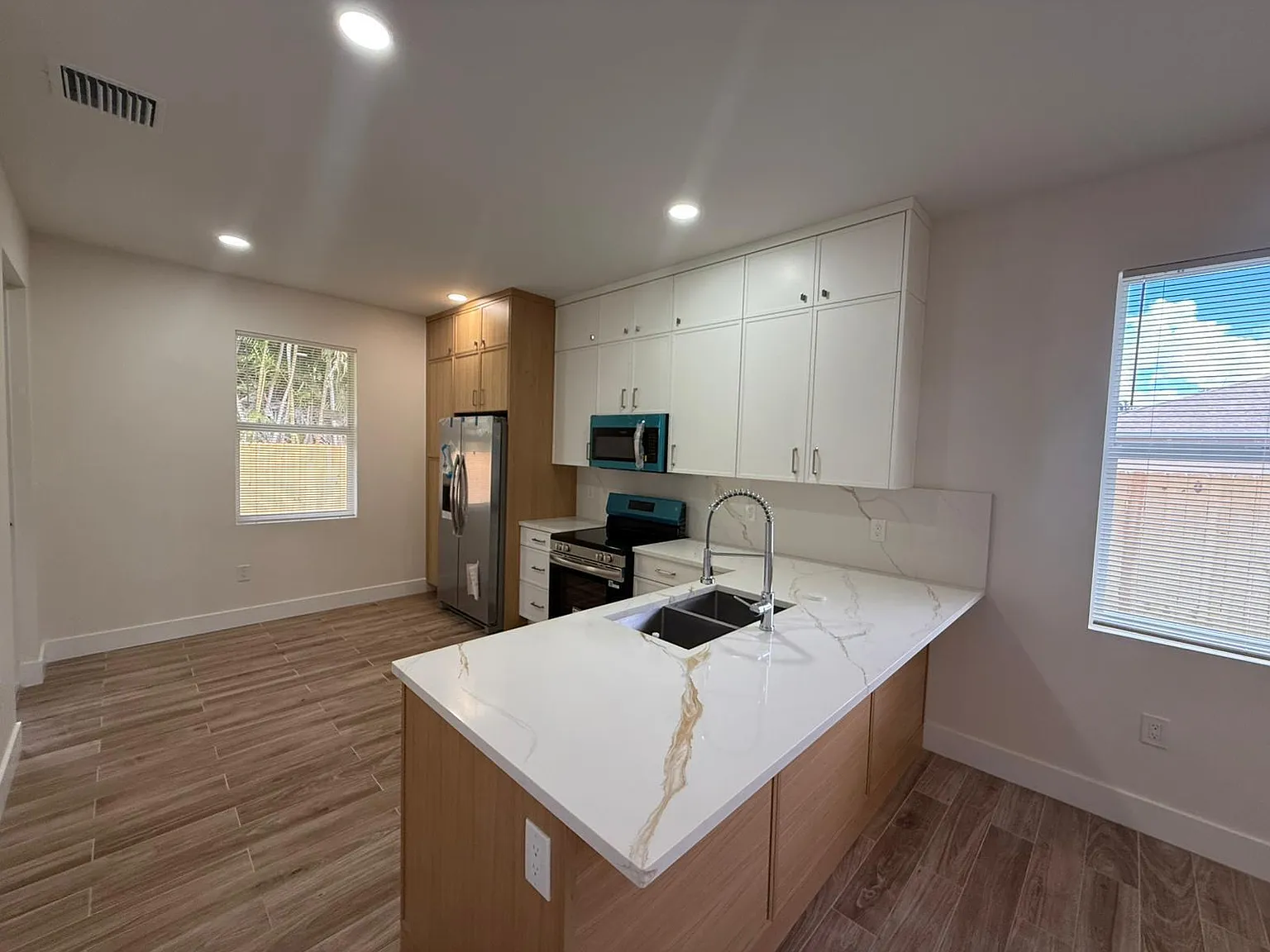 3 bed, 2.0 bath, 1367 sqft, $3,600 — Photo 4