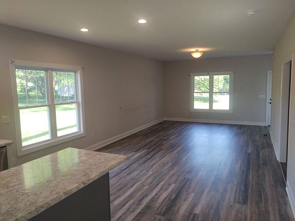 3rd image of 906 Peaks St