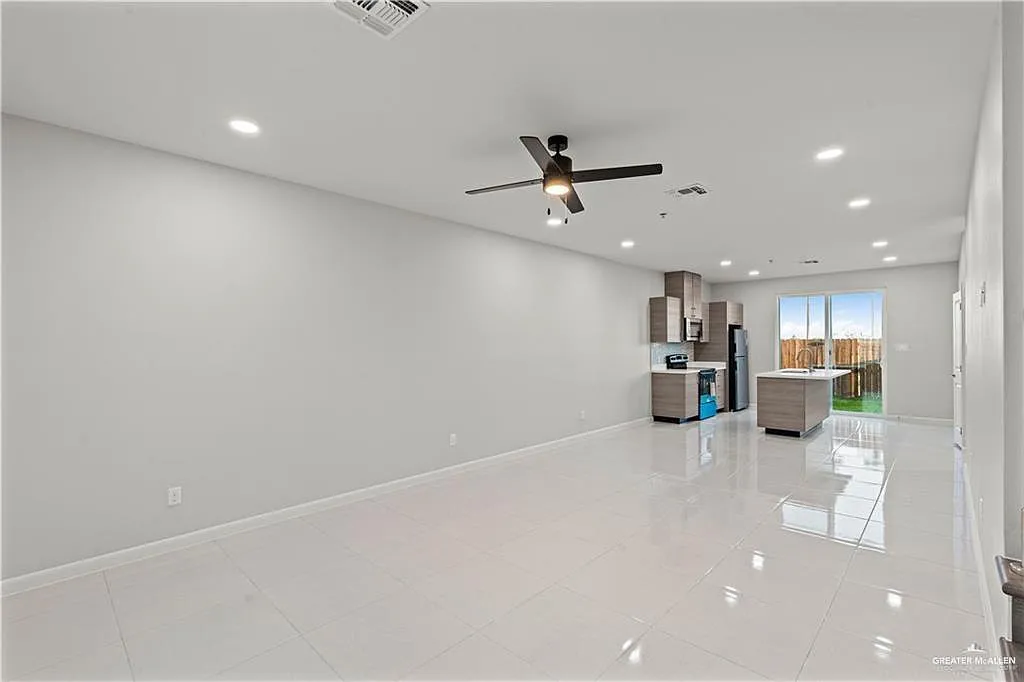 3 bed, 2.5 bath, 1350 sqft, $1,450 — Photo 3