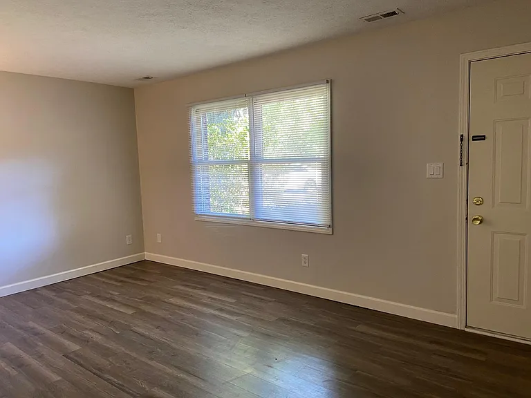 3416 S Kennedy Dr — Photo 2