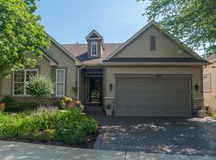 928 Viewpointe Dr, St Charles, IL 60174