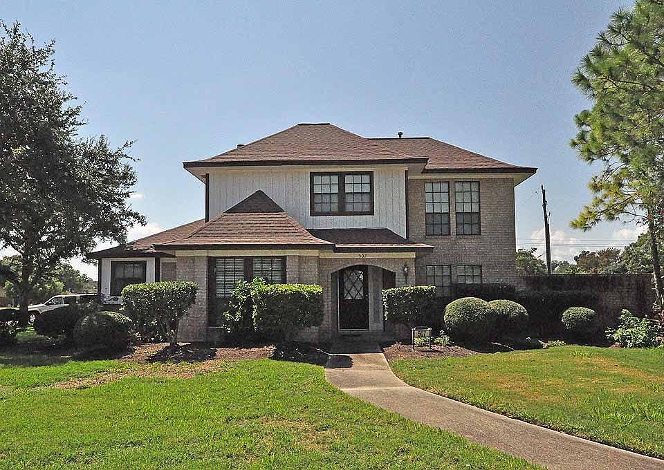 Great curb appeal and super Lake Jackson neighborhood.