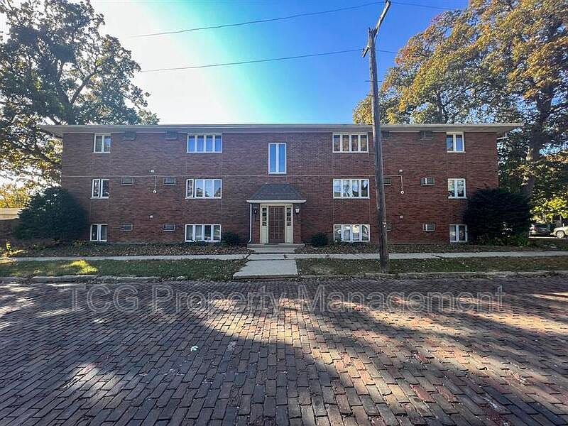 1st image of 209 W 6th St APT 6