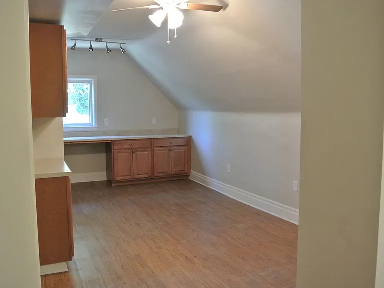 One and Two Bedroom Apartment Building — Photo 8