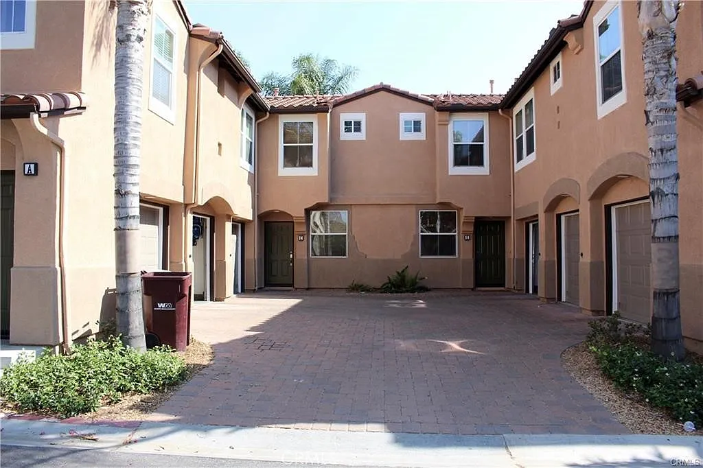 3 bed, 2.5 bath, 1387 sqft, $2,700 — Photo 2