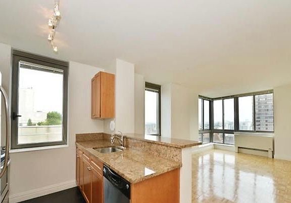 3rd image of 1500 Lexington Ave APT 7L