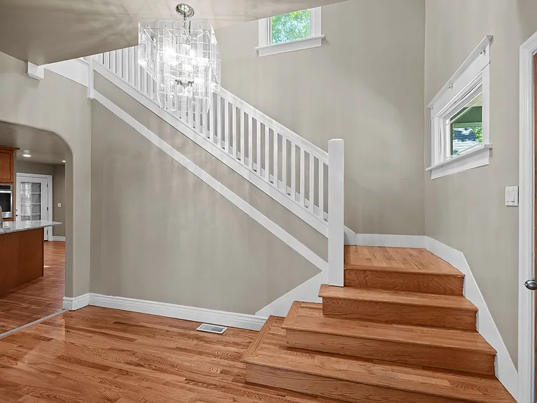 1028 W Chelan Ave — Photo 4