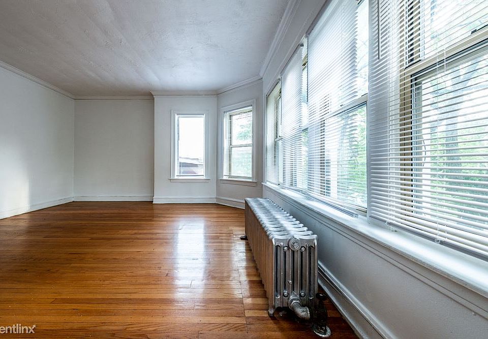 7924 S Vernon Ave Apartments Chicago Living Room_03